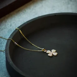 Aagaard Gaver Til Sundhedspersonalet|Smykker*halskæde med forgyldt firkløver fyldt med zirconer