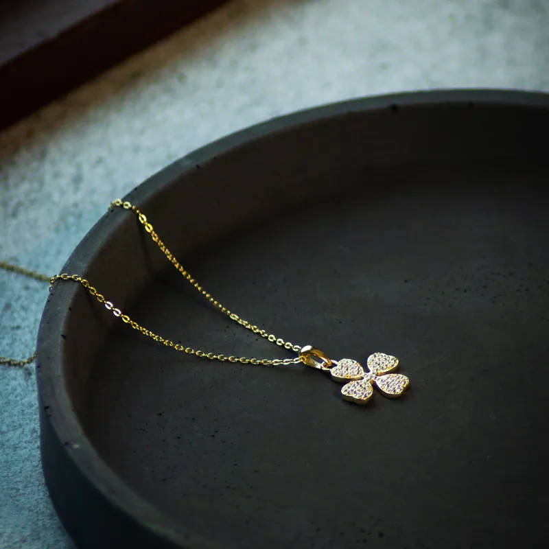 Aagaard Gaver Til Sundhedspersonalet|Smykker*halskæde med forgyldt firkløver fyldt med zirconer