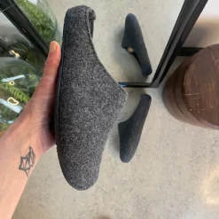 Sygeplejebutikken Hjemmesko|Sko Til Ældre*Behagelig hjemmesko i mørkegrå filt