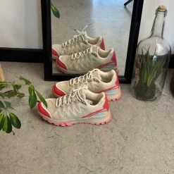 Sygeplejebutikken Sko På Tilbud*Beige sko med åndbar overdel og flotte detaljer