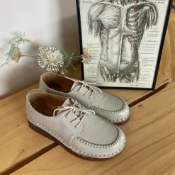 Sygeplejebutikken Sommersko Dame|Stødabsorberende Sko*Beige snøresko i læder med god stødabsorbering.