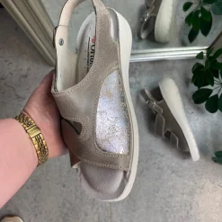 OrtoMed sko Sko På Tilbud*Bred ortopædisk sandal i beige med velcro, svangstøtte & ekstra plads til knyster