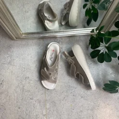 OrtoMed sko Sko På Tilbud*Bred ortopædisk sandal i beige med velcro, svangstøtte & ekstra plads til knyster