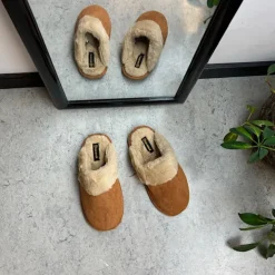 Sygeplejebutikken Hjemmesko|Sko På Tilbud*Brun hjemmesko med synlig pelskant