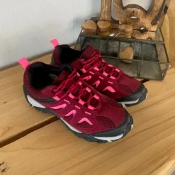 Sygeplejebutikken Stødabsorberende Sko*Damesko i bordeaux-pink med TPR-sål og snørebånd – åndbar og komfortabel