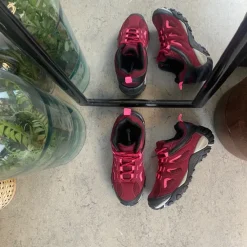 Sygeplejebutikken Stødabsorberende Sko*Damesko i bordeaux-pink med TPR-sål og snørebånd – åndbar og komfortabel