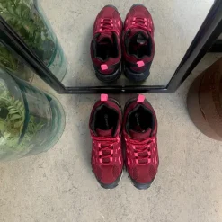 Sygeplejebutikken Stødabsorberende Sko*Damesko i bordeaux-pink med TPR-sål og snørebånd – åndbar og komfortabel