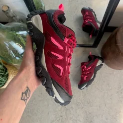 Sygeplejebutikken Stødabsorberende Sko*Damesko i bordeaux-pink med TPR-sål og snørebånd – åndbar og komfortabel