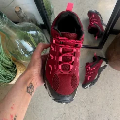 Sygeplejebutikken Stødabsorberende Sko*Damesko i bordeaux-pink med TPR-sål og snørebånd – åndbar og komfortabel