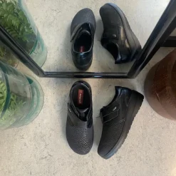 Sygeplejebutikken Sko Til Ældre|Sko Med Velcro*Damesko i sort PU med mønstret overdel, velcrolukning og fleksibel PU-sål
