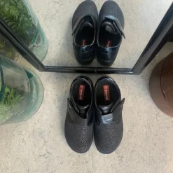 Sygeplejebutikken Sko Til Ældre|Sko Med Velcro*Damesko i sort PU med mønstret overdel, velcrolukning og fleksibel PU-sål