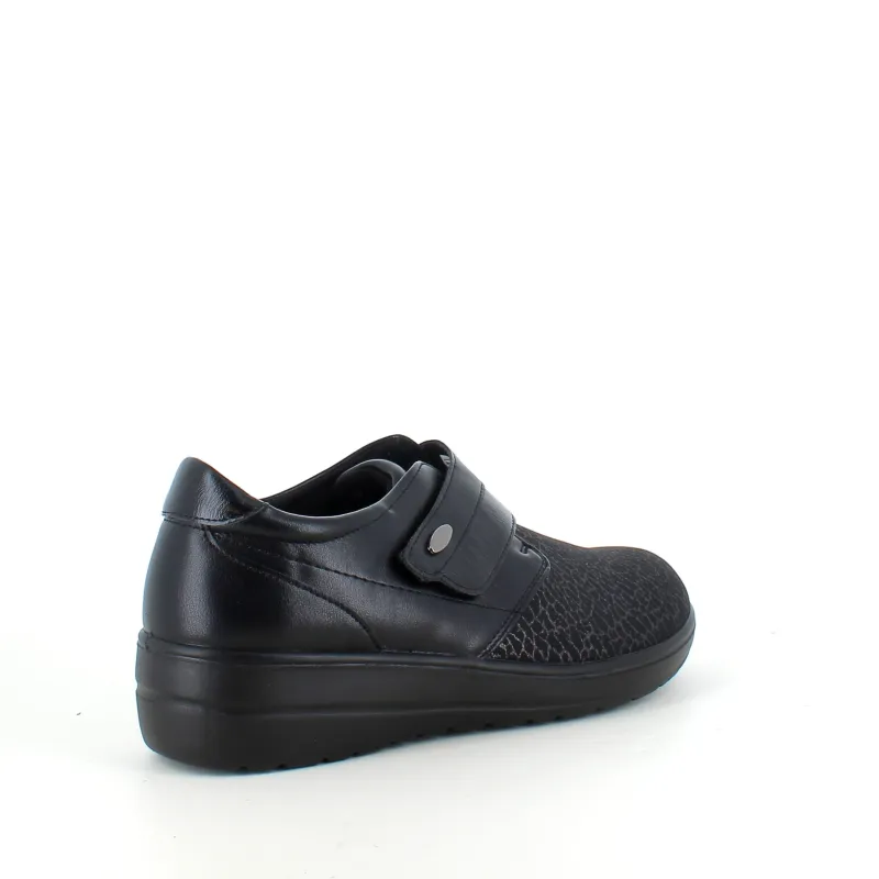 Sygeplejebutikken Sko Til Ældre|Sko Med Velcro*Damesko i sort PU med mønstret overdel, velcrolukning og fleksibel PU-sål