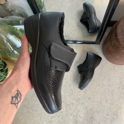 Sygeplejebutikken Sko Til Ældre|Sko Med Velcro*Damesko i sort PU med velcrolukning og varmt for