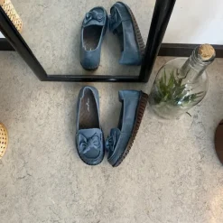 Sygeplejebutikken Sommersko Dame|Gængesål*Elegant ballerina i blåt farvet skind