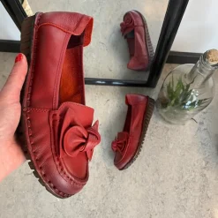 Sygeplejebutikken Slip On Sko|Gængesål*Elegant ballerina i bordeauxfarvet skind