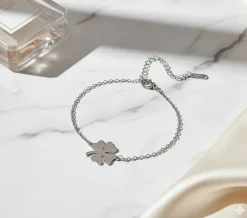 Sygeplejebutikken Gaver Til Sundhedspersonalet|Smykker*Elegant firkløver armbånd i sølvfarvet rustfrit stål – stilrent heldsmykke til enhver lejlighed