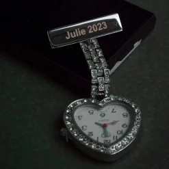 Sygeplejebutikken Gravering*Feminint sygeplejeur i hjerteform med gravering