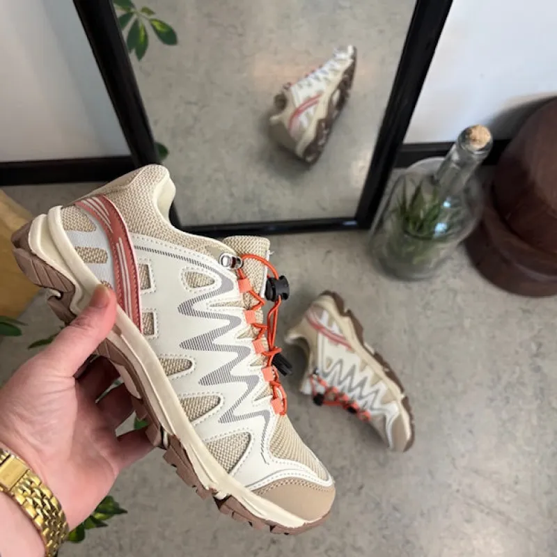 Sygeplejebutikken Sko På Tilbud*Fleksible beige sneakers med elastiksnørebånd.