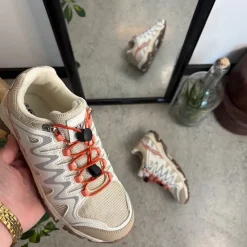 Sygeplejebutikken Sko På Tilbud*Fleksible beige sneakers med elastiksnørebånd.