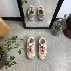 Sygeplejebutikken Sko På Tilbud*Fleksible beige sneakers med elastiksnørebånd.