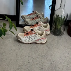 Sygeplejebutikken Sko På Tilbud*Fleksible beige sneakers med elastiksnørebånd.