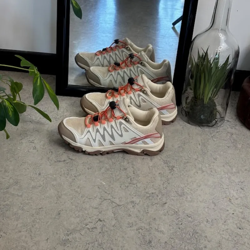 Sygeplejebutikken Sko På Tilbud*Fleksible beige sneakers med elastiksnørebånd.