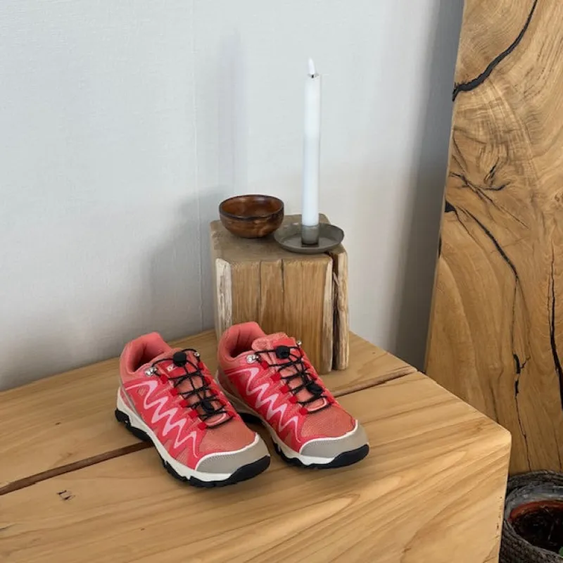 Sygeplejebutikken Sko På Tilbud*Fleksible laksefarvede sneakers med elastiksnørebånd.