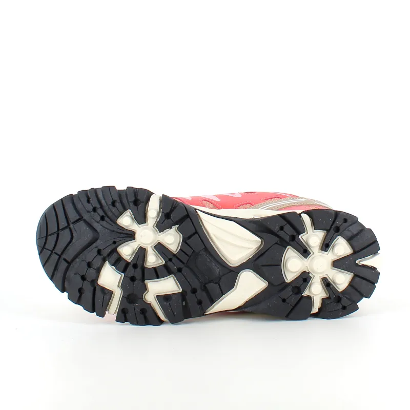 Sygeplejebutikken Sko På Tilbud*Fleksible laksefarvede sneakers med elastiksnørebånd.