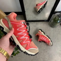 Sygeplejebutikken Sko På Tilbud*Fleksible laksefarvede sneakers med elastiksnørebånd.