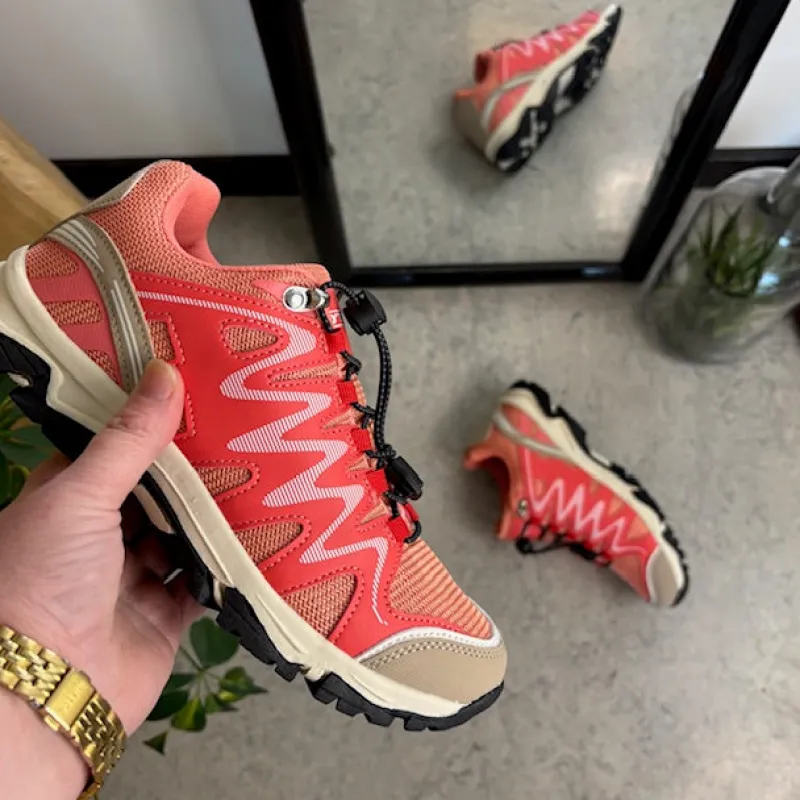 Sygeplejebutikken Sko På Tilbud*Fleksible laksefarvede sneakers med elastiksnørebånd.