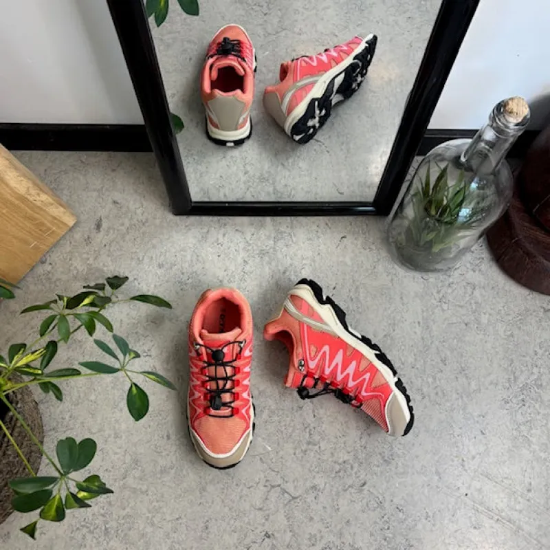 Sygeplejebutikken Sko På Tilbud*Fleksible laksefarvede sneakers med elastiksnørebånd.