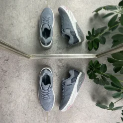 Endurance Sko På Tilbud*Grå sko fra med smarte detaljer og god stødabsorbering.