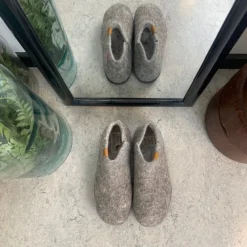 Green Comfort Hjemmesko|Sko Til Brede Fødder Og Høj Vrist*uld hjemmesko med rågummi bund og Støt Brysterne logo