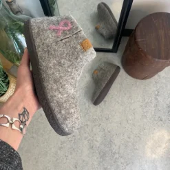 Green Comfort Hjemmesko|Sko Til Brede Fødder Og Høj Vrist*uld hjemmesko med rågummi bund og Støt Brysterne logo