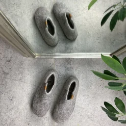 Green Comfort Hjemmesko|Overgangssko*Høj lysegrå hjemmesko i uld med skridhæmmende såler fra