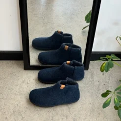 Green Comfort Hjemmesko|Overgangssko*Høj marineblå hjemmesko i uld med skridhæmmende såler fra