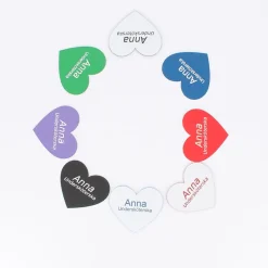 Sygeplejebutikken Navneskilte*Hjertenavneskilt til kitlen med nål