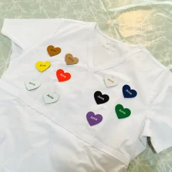 Sygeplejebutikken Navneskilte*Hjertenavneskilt til kitlen med nål