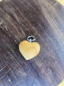 Sygeplejebutikken Gaver Til Sundhedspersonalet*Hjertenøglering i træ - omsorg og kærlighed lige ved hånden