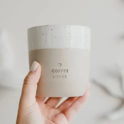 Sygeplejebutikken Gaver Til Sundhedspersonalet*Håndlavet keramik krus uden hank – med indgraveret tekst Coffee Lover