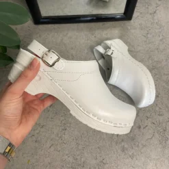 Sygeplejebutikken Sko På Tilbud*Hvid skind træsko med rem