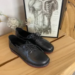 Sygeplejebutikken Stødabsorberende Sko*Klassisk sort snøresko i glat skind med udtagelig indersål & fleksibel gummisål