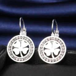 Sygeplejebutikken Gaver Til Sundhedspersonalet|Smykker*Kløver øreringe med sten i sølvtone