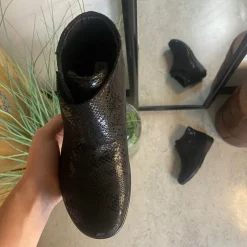 Sygeplejebutikken Kort Støvle Dame|Sorte Støvletter*Kort damestøvle med velcrolukning