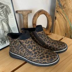 Rieker Kort Støvle Dame|Sorte Støvletter*Kort støvle fra med leo print og let for