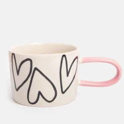 Sygeplejebutikken Gaver Til Sundhedspersonalet*Krus med håndtegnede hjerter og lyserød hank – romantisk og moderne design