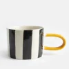 Sygeplejebutikken Gaver Til Sundhedspersonalet*Krus med sort-hvide striber og gul hank – grafisk stentøjskop i moderne design