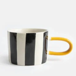 Sygeplejebutikken Gaver Til Sundhedspersonalet*Krus med sort-hvide striber og gul hank – grafisk stentøjskop i moderne design