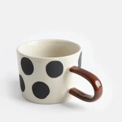 Sygeplejebutikken Gaver Til Sundhedspersonalet*Krus med sort-hvide striber og gul hank – grafisk stentøjskop i moderne design