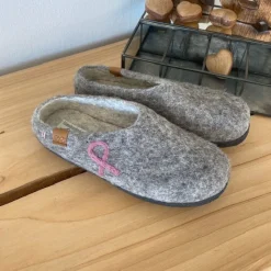 Green Comfort Hjemmesko|Sko Til Brede Fødder Og Høj Vrist*Lav uld hjemmesko med rågummisål og Støt Brysterne logo